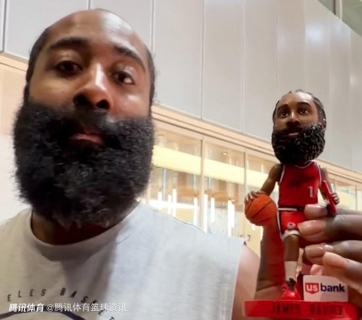 太像了！快船官方晒哈登与摇头娃娃合影：看起来就像双胞胎兄弟