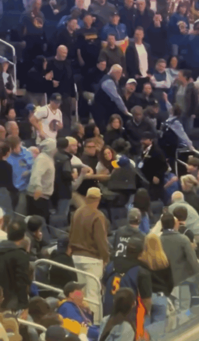 这也太狠了！库里球迷看台重拳砸向对手 旁人拉都拉不住