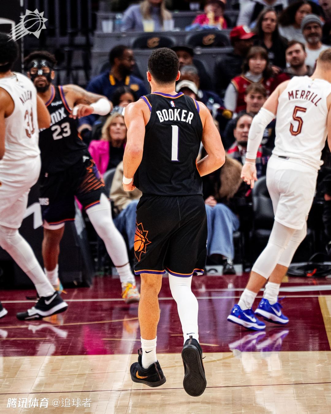 太阳4连胜被终结：布克32分手臂流血怒喷裁判吃T 狄龙下半场0分