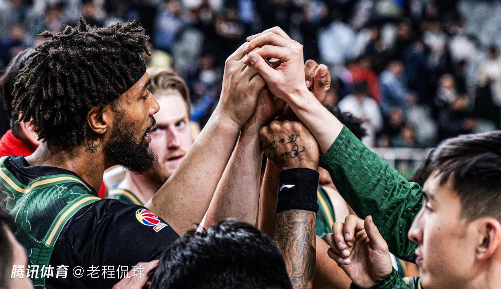 同曦主帅更衣室爆粗怒摔数据单：没防守我们狗屁不是