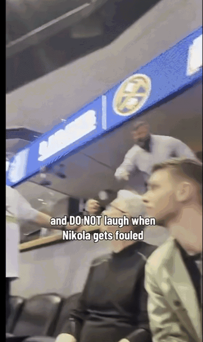 护弟狂魔上线！约基奇遭看台球迷嘲讽 被约基奇哥哥教训乖乖坐下