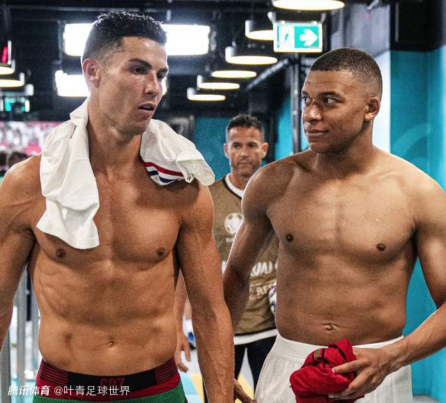 40岁C罗晒照：6块腹肌身形如雕塑 魔鬼筋肉人 全身0赘肉