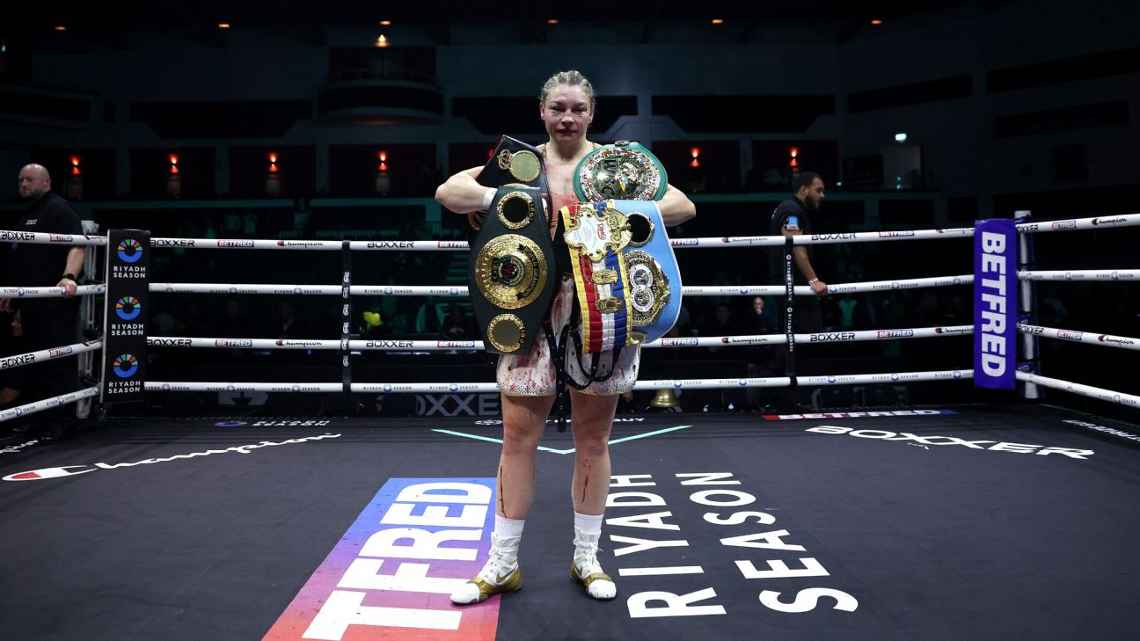 劳伦·普莱斯击败斯蒂芬妮·皮涅罗，有望与克拉雷萨·希尔兹展开对决