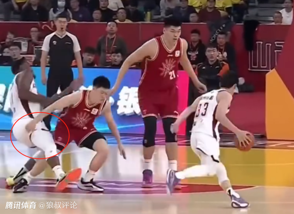 球迷热议张宁撂倒达卡里受伤离场：男篮世预赛战日本该进国家队