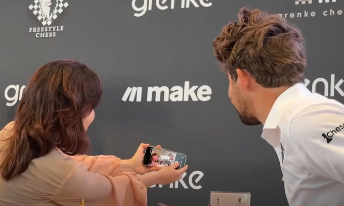 18岁女棋手与卡尔森自拍后手机被没收 世界第一向裁判告发引发争议