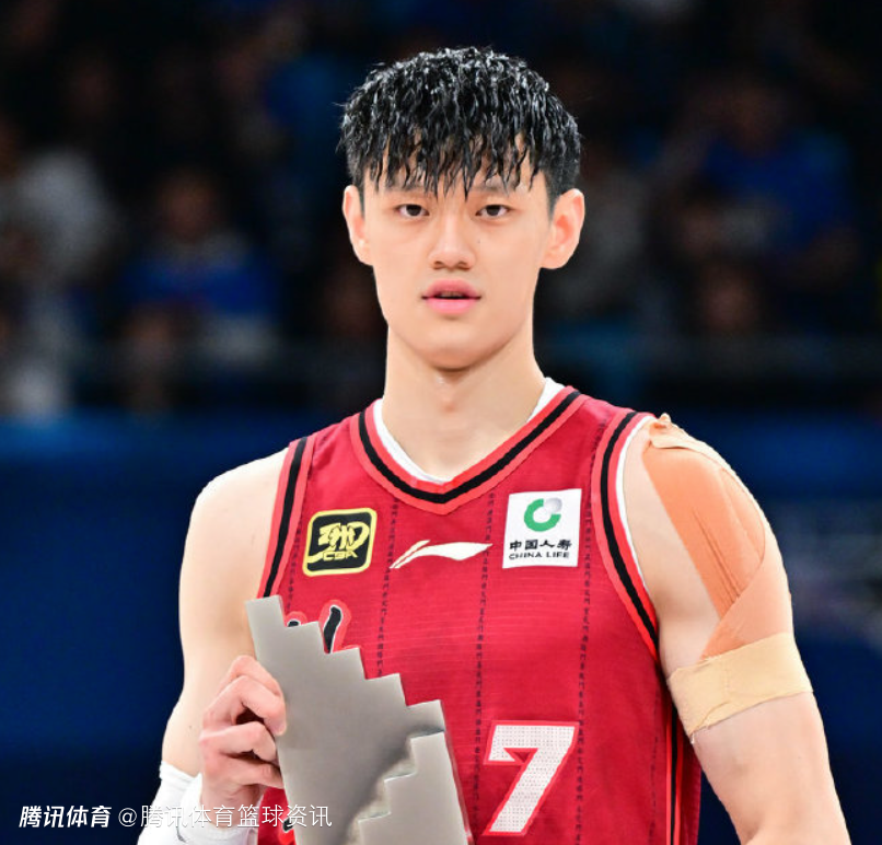 北京男篮官方 ：球队与曾凡博完成续约 待完成注册流程他将很快重返赛场